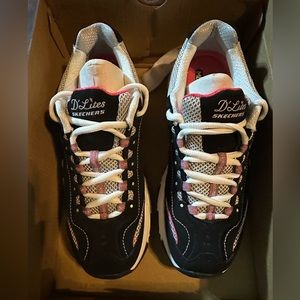 NWOT women skecher size 7.5
